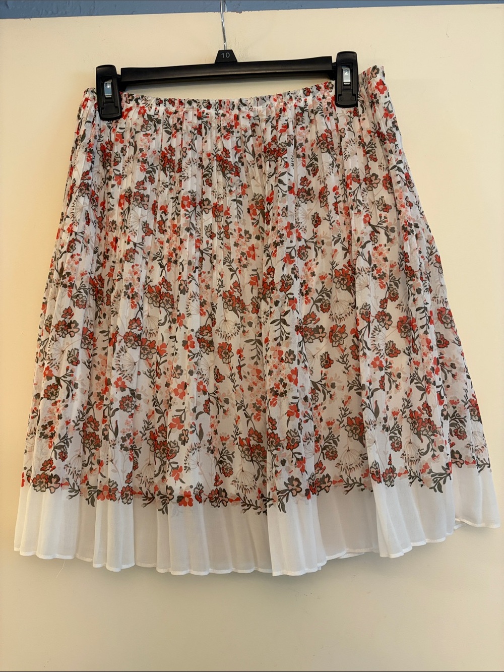 Max Studio Women’s White Pleated Mini Skirt with Red & Green Floral Print, S‎